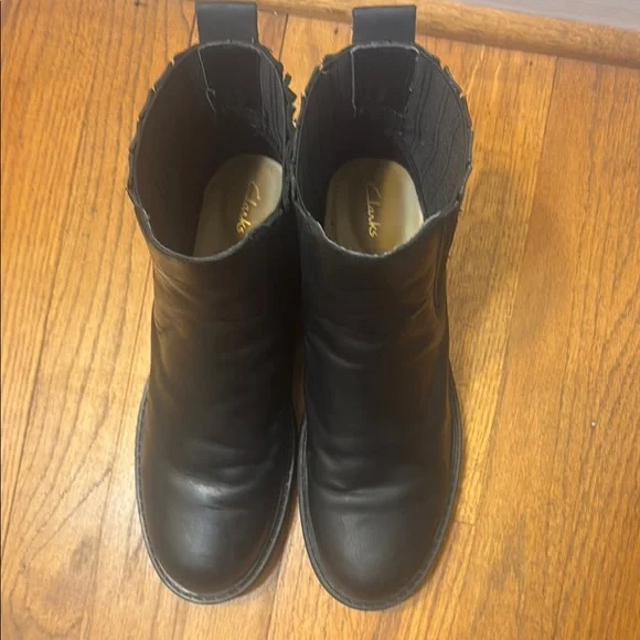 Stylish Black Leather Ankle Boots - Picture 2 of 3